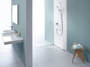 Passend zu den geraden Duschrinnen: Der Aco Showerdrain E ist der Design-Rost solid un den Standardlängen von 700, 800, 900, 1000 und 1200 mm erhältlich.
